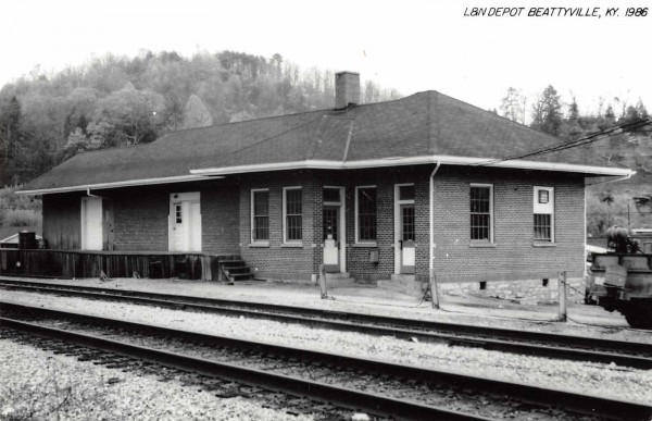 Beattyville Kentucky 1986 Louisville & Nashville train depot real photo ...