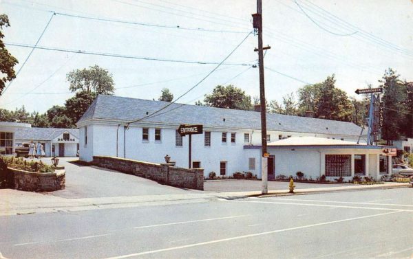 Mamaroneck New York Motel Street View Vintage Postcard K99192