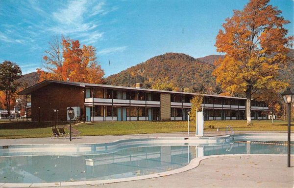 Lake George Village New York Fort William Henry Motor Inn Postcard K99199