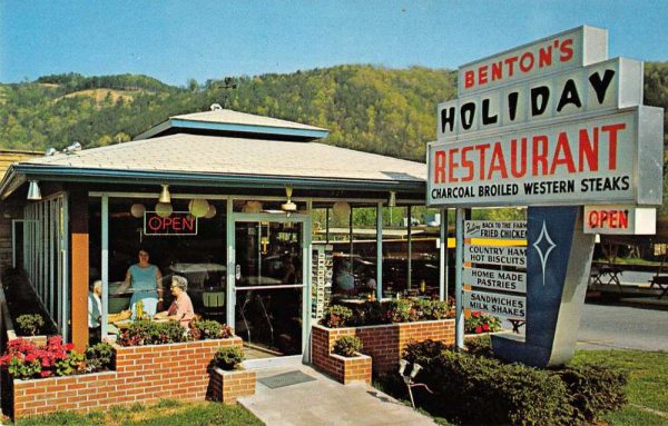 Gatlinburg Tennessee view of Benton's Holiday Restaurant vintage pc ZC548827