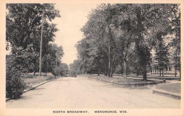 Menomonie Wisconsin North Broadway Street Scene Vintage Postcard JI658237