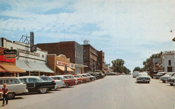 Spirit Lake Iowa Hill Avenue Looking South Vintage Postcard AA94582