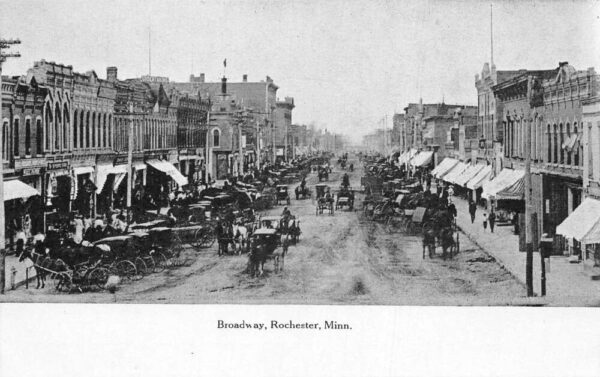 Rochester Minnesota Broadway Street Scene Vintage Postcard AA92884