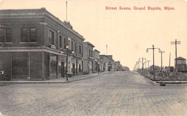 Grand Rapids Minnesota Street Scene Vintage Postcard AA92902