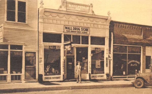 Wall South Dakota Wall Drug Company, Coca Cola Sign, Vintage Postcard U22396