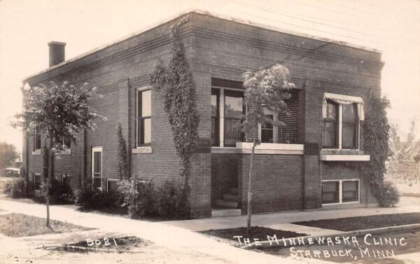 Starbuck Minnesota The Minnewaska Clinic, Real Photo, Vintage Postcard U21386